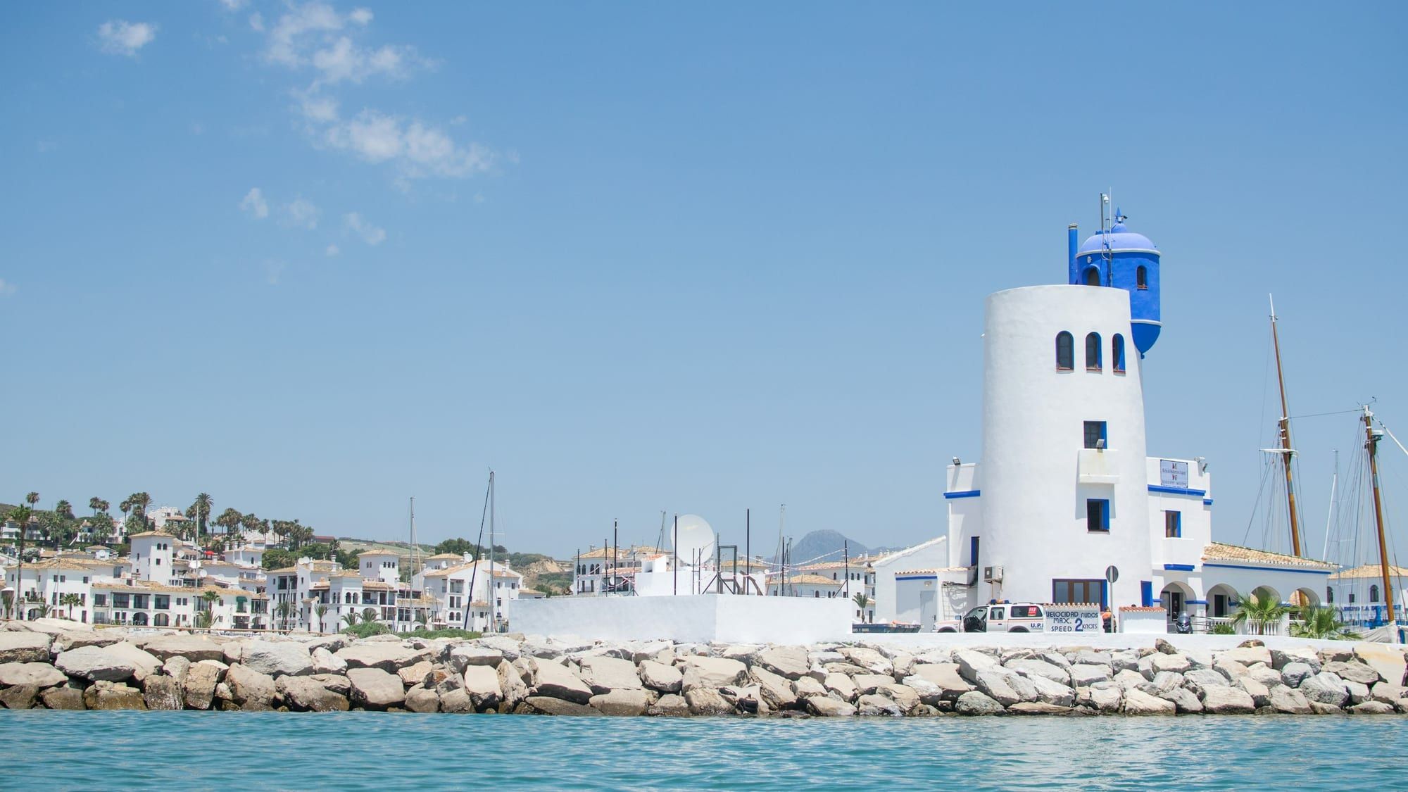 La torre blanca a la entrada del Puerto de la Duquesa, en Manilva