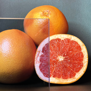 Vidrio decorativo mass gris delante de un pomelo, mostrando cuánto oculta