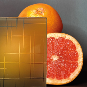 Vidrio decorativo maze marrón delante de un pomelo, mostrando cuánto oculta
