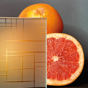 Vidrio decorativo maze blanco delante de un pomelo, mostrando cuánto oculta