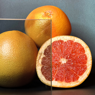 Vidrio decorativo reflex gris delante de un pomelo, mostrando cuánto oculta