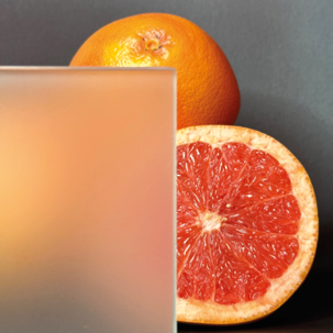 Vidrio decorativo satinado blanco delante de un pomelo, mostrando cuánto oculta